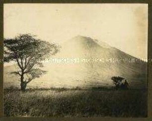 Askaris vor dem Kilimandscharo