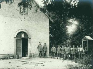 Ausruhen nach einem gottlob ausgebliebenen, uns aber hinterbrachten Sturmangriff. Alte Waldkapelle, diese beim Schützengraben im Wald. Einige tragen Handgranten von furchtbarer Wirkung, 23. Juli 1915