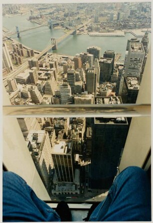 Blick aus dem Fahrstuhl eines Wolkenkratzers auf den East River mit Manhattan Bridge und Brooklyn Bridge