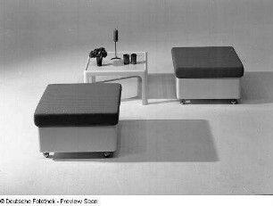 Beistelltisch : Möbelprogramm "variopur". Zwei Hocker und ein Beistelltisch (1973; VEB Petrolchemisches Kombinat Schwedt)