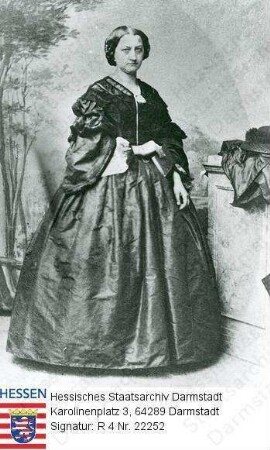 Hochgesand, Amalie geb. Stieler (1826-1888) / Porträt vor Landschaftskulisse stehend, ein Buch in der Hand haltend, Ganzfigur