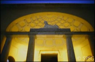 Potsdam, Neuer Garten, Orangerie, beleuchtetes Ägyptisches Portal mit Sphinx.