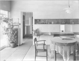 Dresden. Internationale Hygieneausstellung 1930/1931. Entwürfe für Einfamilienhäuser. Haus für eine kinderreiche Familie (1925/1930; H. Richter). Eßtisch im Wohnzimmer