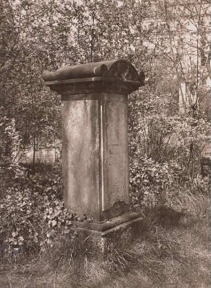 Dresden. Eliasfriedhof. Block mit Volutenaufsatz