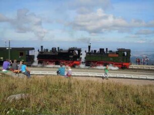 Brockenbahn - Bahnhof Brocken : Das Schienennetz der Harzer Schmalspurbahn ist 104 km lang. Züge fahren auch auf den 1142 m hohen Brockengipfel. Aufgenommen am 11. September 2010