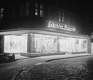 Gebrüder Petersen: Textilhaus: Besttorstraße, Ecke Hude: erleuchtete Schaufenster: darüber Firmenname als Leuchtreklame: im Dunkeln