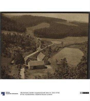 Gehöft in Hügellandschaft