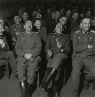 Armeeangehörige als Publikum des Puppenspielers Carl Schröder