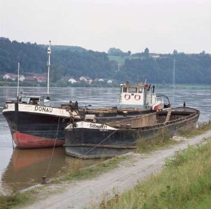 Donau. Blick auf zwei Frachtschiffe