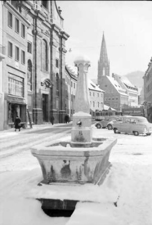 Freiburg: Bertoldstraße mit Brunnen und Münsterspitze