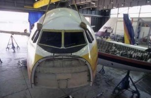 Flugzeug-Recycling am Airbus A 300. Horizontal zerschnittenes Kabinen-Element : AMS, Air Maintenance Services. Das Unternehmen ams bietet einen umfangreichen Leistungs- und Dienstkatalog fuer die allgemeine Luftfahrt. Mit qualifiziertem Personal von der Planung bis zur Durchfuehrung eine kundenorientierte Lösung. Zertifizierung nach den Richtlinien der European Aviation Safety Agency (EASA). Leistungsuebersicht: Wartung von Verkehrsmaschinen, A-Check, C&D-Check, Modifikationen, Kabinen, Komponenten, Struktur, Triebwerke, Fahrwerke, AOG Service, Storage von Flugzeugen, Instandhaltung, Instandhaltung von Bauteilen und Baugruppen, Maler & Lackierarbeiten, Reparatur, Instandsetzung, Ersatzteile-Wechsel, Zerlegung, Demontage, Recycling