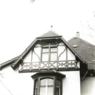 Cottbus, Schwanstraße 10. Villa (1900). Risalit der Seitenfassade, Erkerabschluß und Giebel