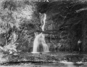 Am Wasserfall : Mann an einem Wasserfall