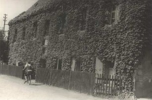 Wohnhaus mit Lessinggedenktafel in Hoyerswerda / Altes Amtshaus der Standesherrschaft : Dom z pomjatnej taflu za Lessinga we Wojerecach / „Stary zarjad“ za Wojerowske stawne knjejstwo