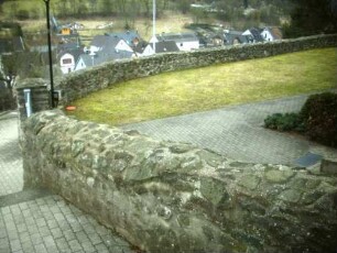 Eibach-Ansicht von Osten nach Süden mit Kirchhofmauer im Verlauf (Wehrgang im späten 18 Jh abgetragen-Kirchhof als Begräbnisplatz aufgelassen)