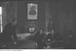 Steinkohle, 27./28. Oktober 1951 & Oelsnitz/Erzgeb. Jugendstadt "Komsomol". Junge Bergleute mit Motorrad - Baracken der Jugendstadt - Hinweisschildern - Versammlungen, Oktober 1951