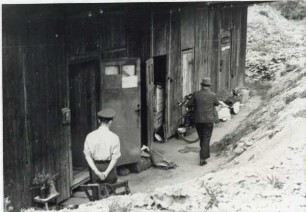 Waldfriedhof Kupferberg. Zwei Mann an einer Hütte