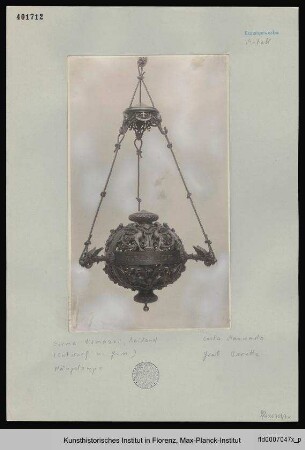 Hängeleuchter der 1897 eingeweihten Beretta-Kapelle des neuen Friedhofes mit Fabelwesen und stilisierten floralem Dekor