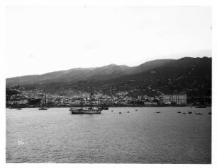 Funchal, Madeira. Blick von einem Kreuzfahrtschiff der Hapag, vermutlich Cleveland, auf Küstenstreifen mit Hafen und Stadt