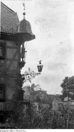 Gasthaus : Eckfigur (Ritter) auf Konsole an einem Fachwerkhaus (wohl einem Gasthaus)