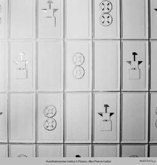 Stuckdekoration mit technischen Motiven - Stuckdekoration mit technischen Motiven: Hammer und Amboss, Zahnräder