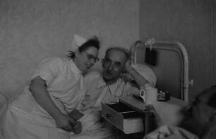 Reportage aus dem jüdischen Krankenhaus : Krankenschwester mit einem Patienten
