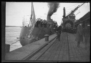 Antwerpen (Belgien): Kriegsschiff und Volk an den Landungsbrücken ("Ankunft zweier argentinischer Kanonenboote")