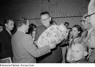 Kinder zu Besuch auf der Leipziger Herbstmesse 1954 in der polnischen Sektion