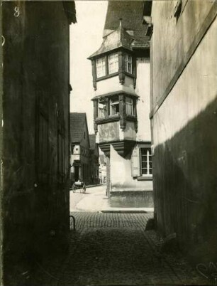 Straßenbild mit Blick zum "schönen Haus"