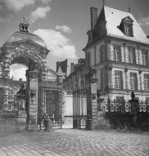Château de Fontainebleau — Cour Ovale — Porte Dauphine