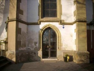 Langhaus (Spätgotischer Neubau Ende 15 Jh)-Traufseite Süd mit Portal (spitzbogig mit abgetrepptem Gewände) zwischen flankierenden Strebepfeilern)