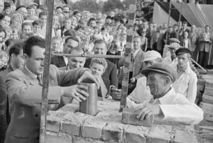 Grundsteinlegung für Hoyerswerda-Neustadt : Połoženje zakładneho kamjena za Wojerecy-Nowe město, dnja 31.8.1955 : Hoyerswerda / Wojerecy