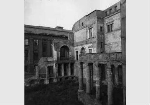Blick auf die zerstörte Fassade des Neuen Museums vor dem Hintergrund des Pergamonmuseums