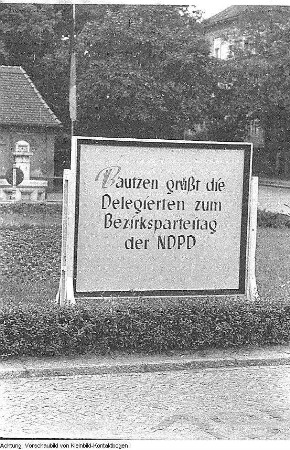 Bautzen. Nationaldemokratische Partei Deutschlands (NDPD), Bezirksparteitag, Begrüßungstafel, Ankunft der Delegierten auf dem Bahnhof, September 1956 & Nationaldemokratische Partei Deutschlands (NDPD) - Christlich Demokratische Union (CDU), September 1956