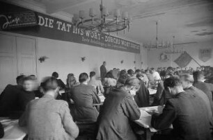 1. Arbeitstagung der Jugendredakteure "Die Tat ins Wort - durchs Wort zur Tat" im Haus der Jugend : Blick auf die Jungredakteure während einer Rede von Albert Norden