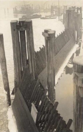 Sperranlage im Hafen, Hamburg