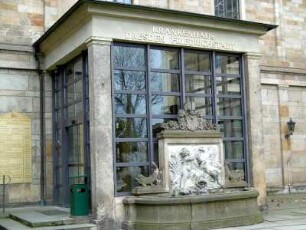 Delphinbrunnen am Eingang zum Marcolinipalais/Krankenhaus Friedrichstadt, Dresden