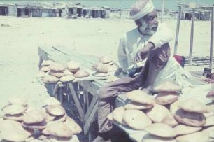 Reisefotos Libyen. Händler mit Fladenbroten auf einem Markt, Tripolis oder Bengasi?
