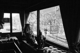 Gutach: Vogtsbauernstube, Ausblick zum Gasthausschild Vogtsbauernhof