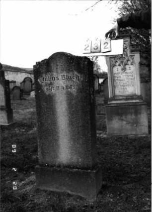 Grabstein 232 (Index: 99798723) Material: Kunststein Zustand: leicht verwittert Maße HxBxT: 122x50x15 cm Beschreibung: Stele mit flachem doppelt eingezogenem Bogenabschluß, Sockel: Grabstein 232