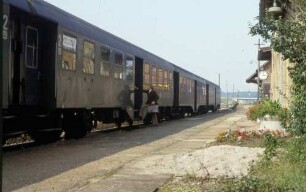 Satteldorf Lok 211 167 Nahverkehrszug Lauda-CR B4yg-Wagen Reisender