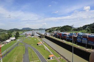 Miraflores-Kanalschleuse mit Blick nach Westen : Am 80 km langen Panama-Kanal vom Atlantik zum Pazifik können Besucher in der Miraflores-Schleuse die Durchfahrt großer Containerschiffe beobachten. Aufgenommen am 15. September 2011