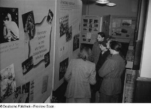 Besucher vor Schautafeln