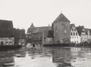 Spalt. Stadtteilansicht mit Turm der Stadtbefestigung (nach 1297). Feldseite
