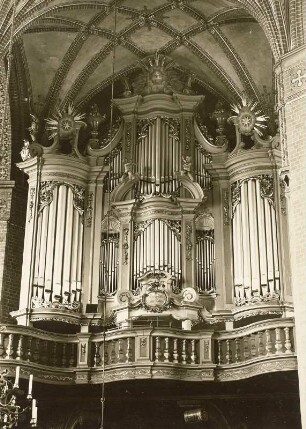 Dreimanualige Orgel (1931; Sauer Orgelbau, in Prospekt 1764-1765 der Schmidt-Orgel). Güstrow, Marienkirche