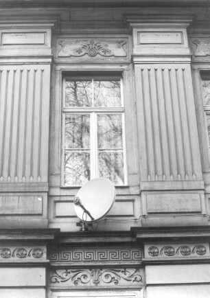 Dresden-Neustadt, Radeberger Straße 31. Wohnhaus (um 1865). Fenster (1. Obergeschoß) mit Satelittenschüssel