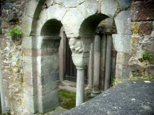 Querhausarm Nord von Norden-Kapellenrest-Biforie mit figürlich ornamentierten Säulenkapitell_04