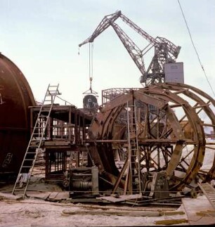 VEB Gaskombinat Schwarze Pumpe. Montage von Anlagen mit Kran : Spremberg-Schwarze Pumpe. VEB Gaskombinat Schwarze Pumpe. Montage von Anlagen mit Kran