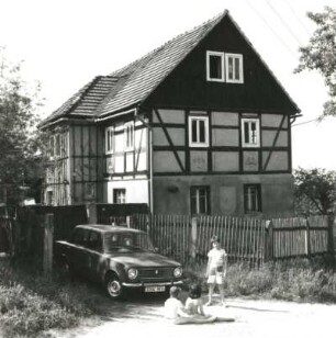 Dresden-Cossebaude, Eichbergstraße 10. Gehöft (1851/1900). Wohnhaus. Straßenansicht mit Tor von Südosten