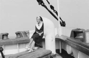 Bordleben. Junge Dame an Deck eines Passagierschiffes